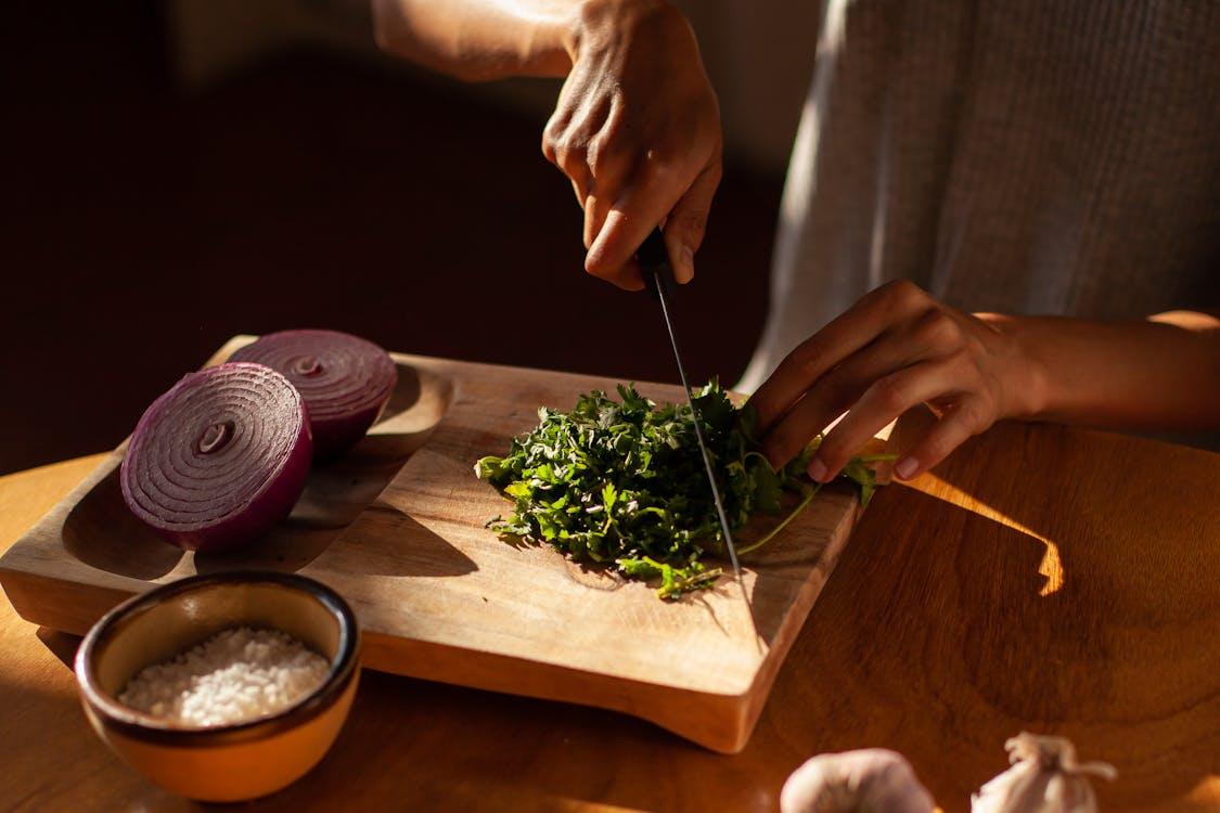 Kenyamanan Menggunakan Pisau Dapur Profesional dengan Handle Ergonomis